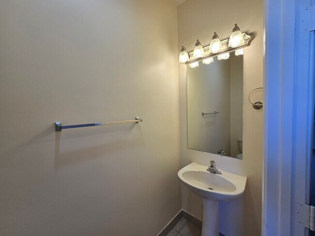 Building Photo - ANNUAL RENTAL - 3/2 BRADFORD PLACE