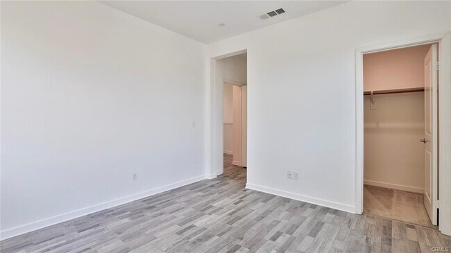 Building Photo - 2832 E Clementine Dr