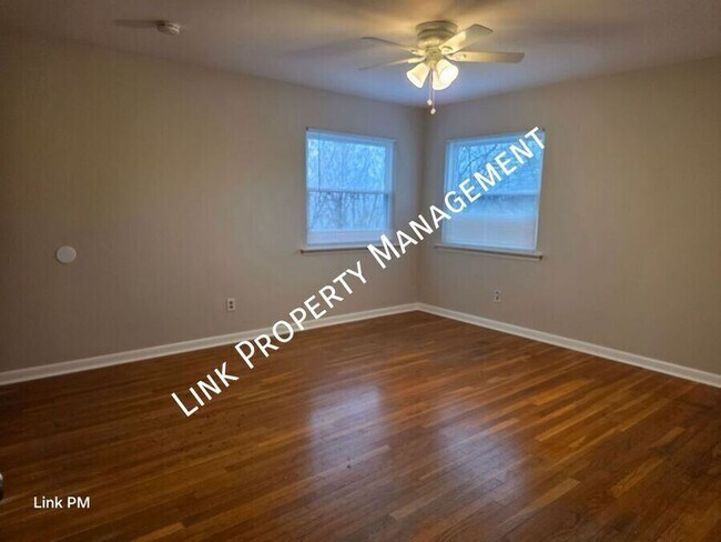 Building Photo - 3731 Knollwood Dr