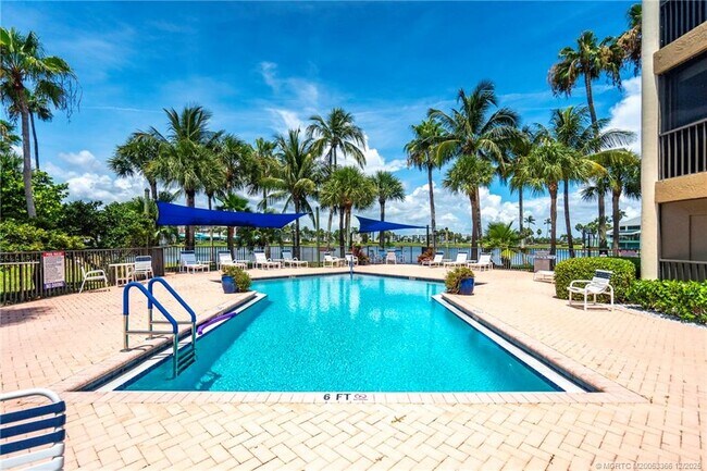 Building Photo - 221 NE Plantation Rd