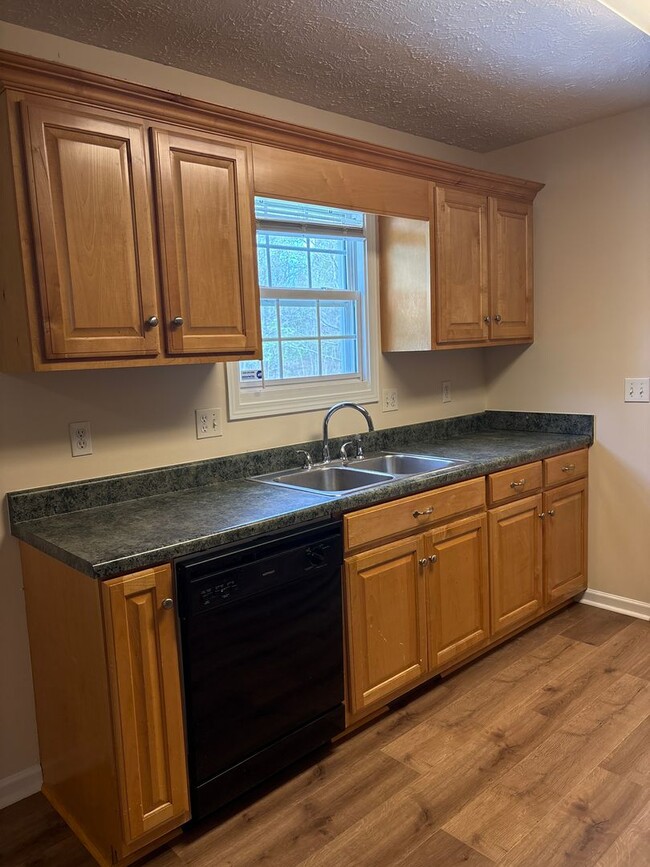 Building Photo - Charming 3 Bedroom Home with Large Yard