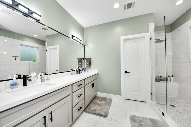 Building Photo - 2007 Briley St