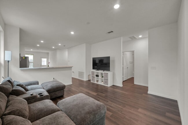 Building Photo - 16435 Big Hickory Dr