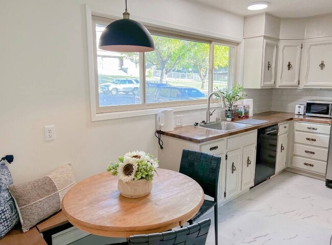 Building Photo - Modern 4 bed/2 bath with Mountain Views and a Fenced Backyard