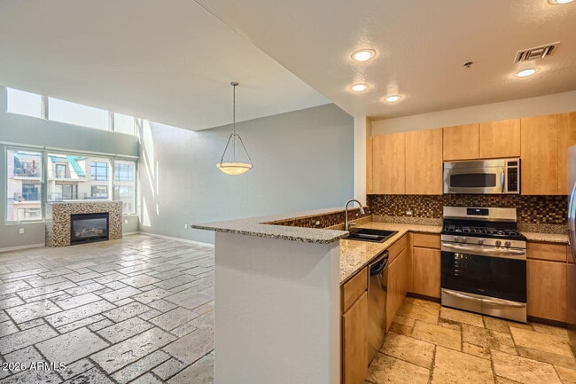 Building Photo - 17 W Vernon Ave