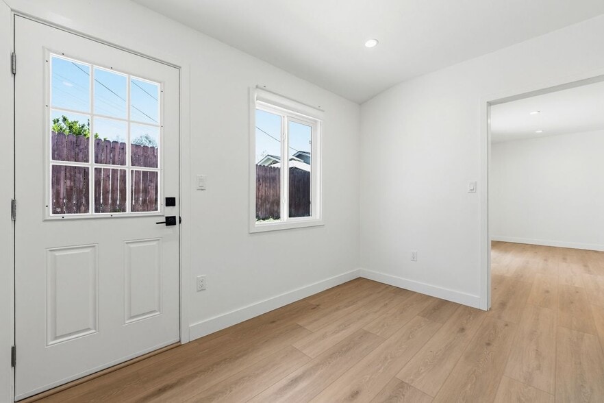 Building Photo - 2817 Sycamore Ave