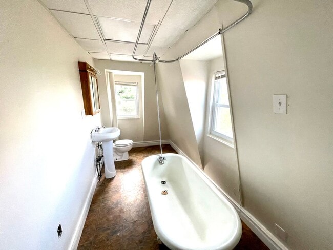 Building Photo - Mt. Washington house, 3 bedroom 2 1/2 bath house with great kitchen, yard, laundry June 1st