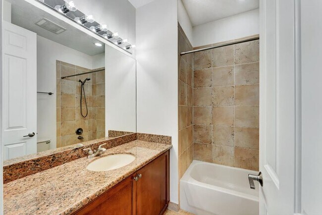 Building Photo - 406 NW 25th Ave