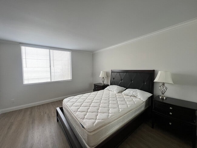 Building Photo - 2 Bed 2 Bath - Split Unit