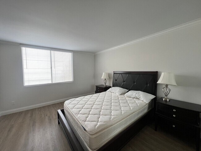 Building Photo - 6526 Ocean Crest Dr