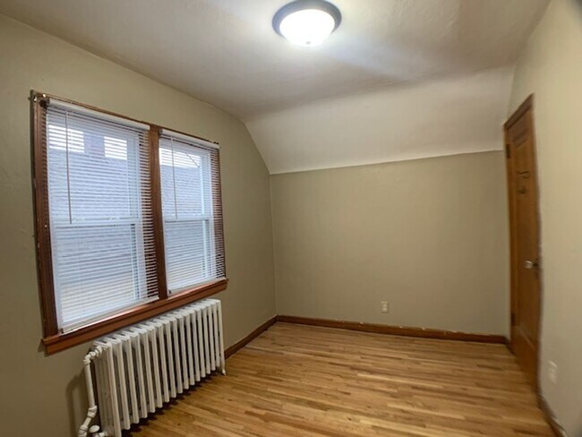 Building Photo - 1130 6th St E