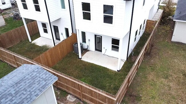 Building Photo - 3038 Webster St