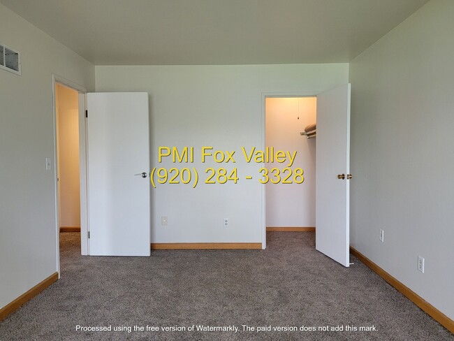 Building Photo - Newly Refurbished 2-Bed, 1.5-Bath Condo Oshkosh