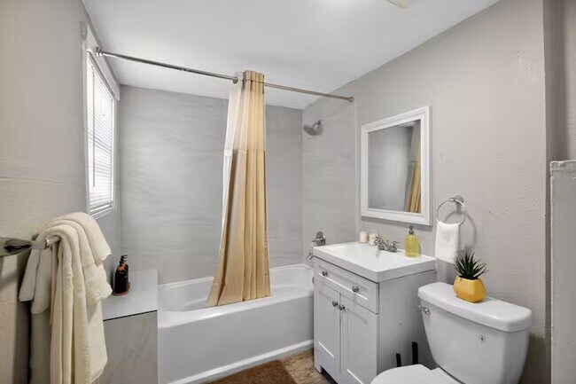 Building Photo - 1401 Collier St