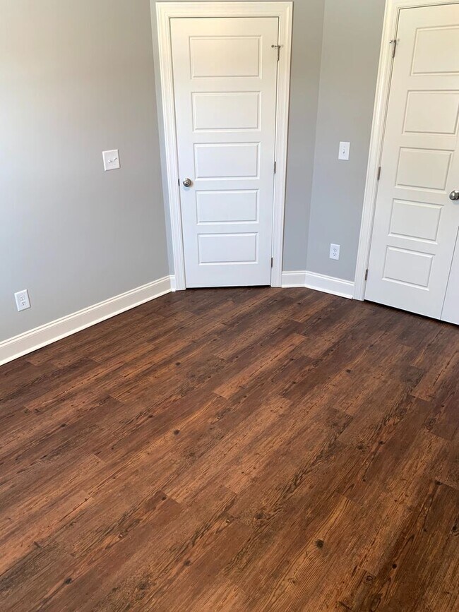 Building Photo - Convenient 3BR/2BA Townhome with Garage & Lawn Care Included