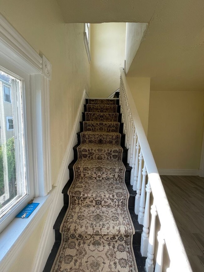 Building Photo - Beautifully renovated 3 bedroom home in Ne...