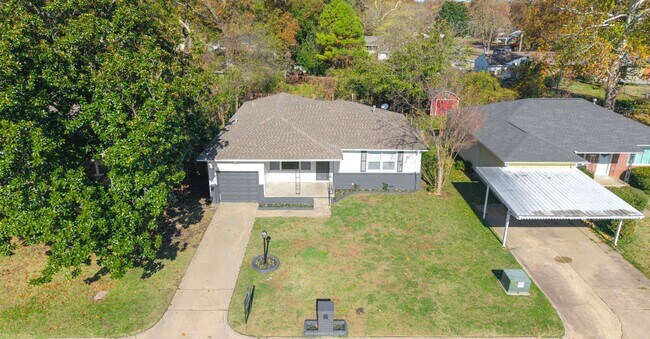 Building Photo - 3BR/1BA Home with W/D Hookups + Holiday Move-In Special $150 !!