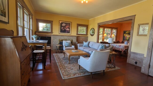 Building Photo - Furnished home, all utilities included!