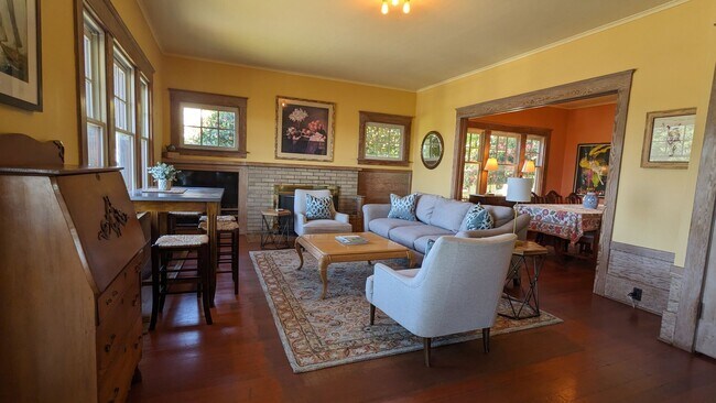 Building Photo - Furnished spacious 2/1 historic home in do...