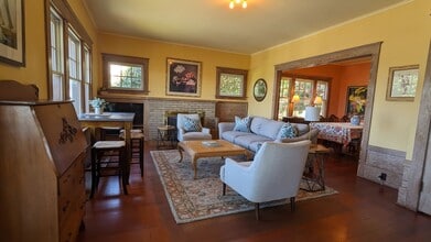 Building Photo - Beautiful Furnished Home, all utilities in...
