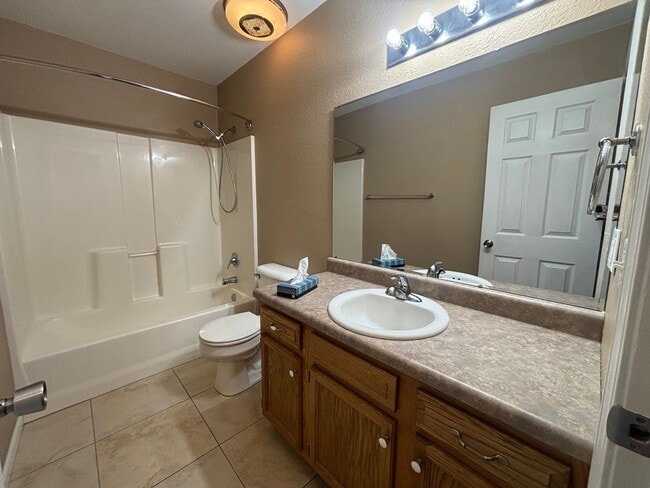 Building Photo - Beautiful 3 Bed • 3 Bath Split-Level Home — Lake Ozark, MO