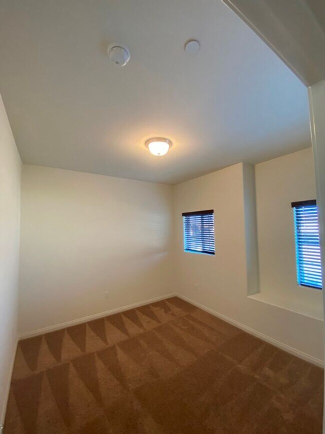 Building Photo - Like New 4 Bedroom Home in Heritage Square