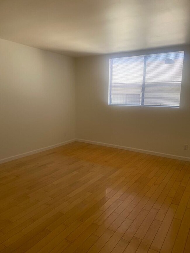 Building Photo - Rare Oppotunity: Freshly Remodeled 4-Bdrm/2-Ba Condo at 11th & Arizona in Santa Monica