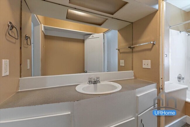 Building Photo - Charming Portland Studio – Prime Walkable Location, $1,100
