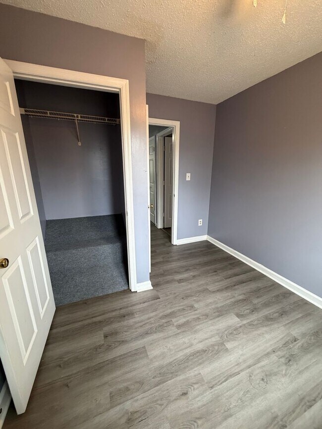 Building Photo - 3 Bd 2 Ba 1200 sq ft Townhouse