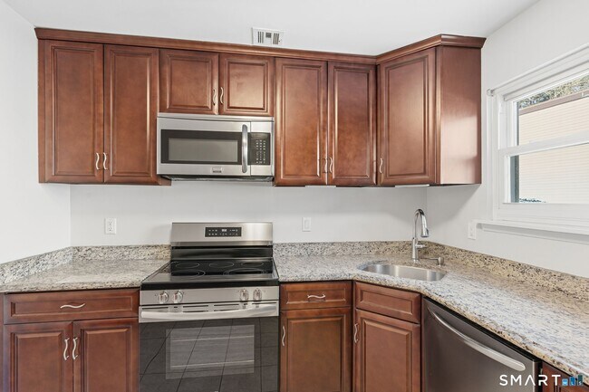 Building Photo - 808 Twin Circle Dr