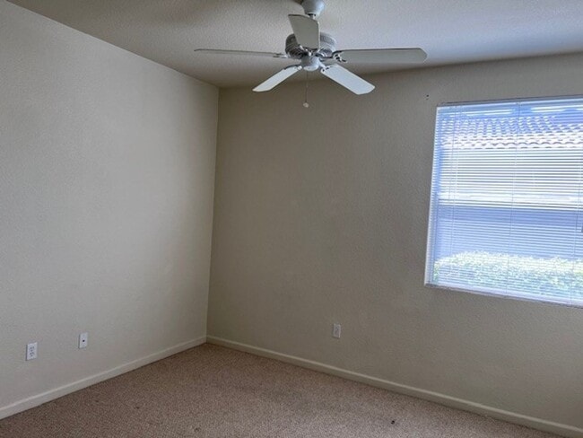 Building Photo - Gated condo with 1 car garage and community pool.