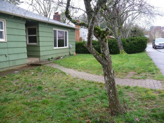Building Photo - Hardwood floors