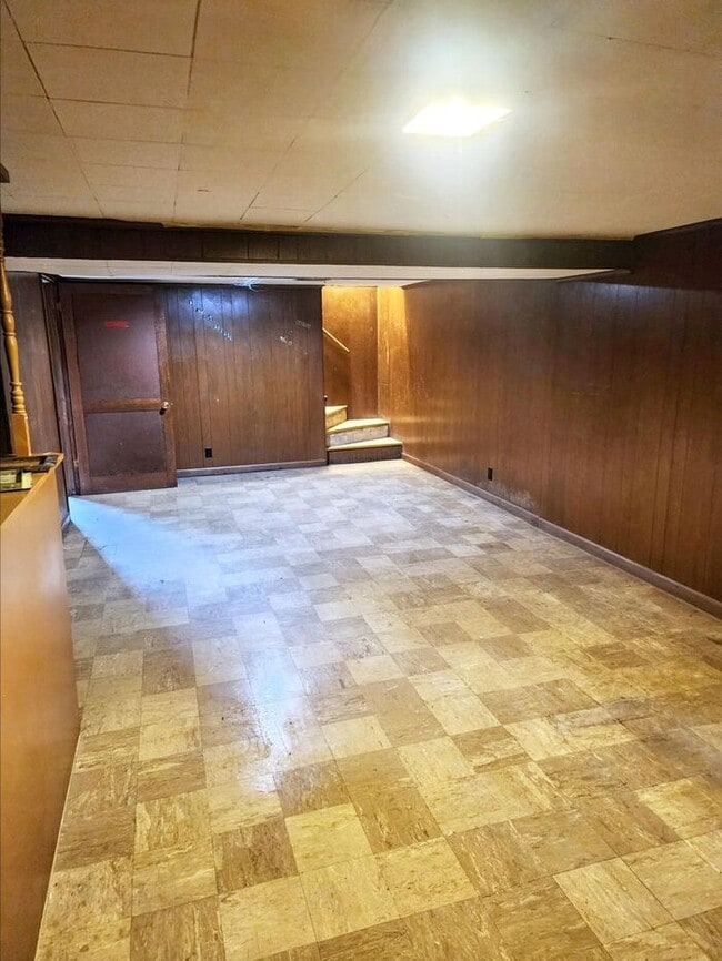 Building Photo - Charming 3-Bedroom Home with Fenced Yard /...