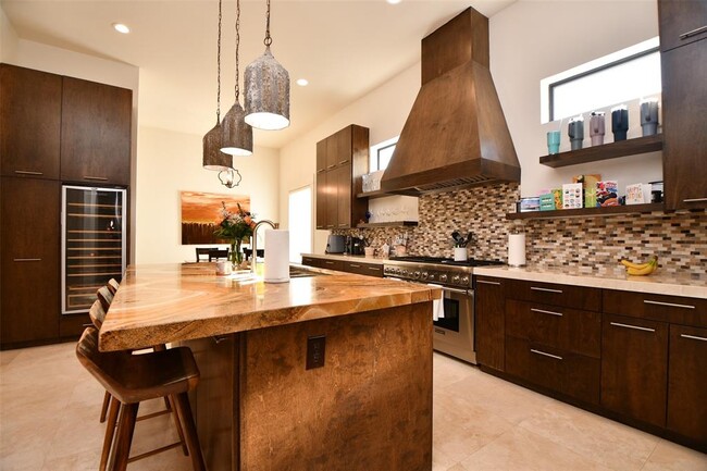Building Photo - 3203 Blue Bonnet Blvd