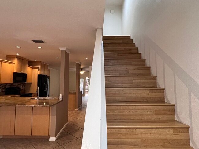 Building Photo - Beautifully updated 2 bedroom 2 1/2 baths ...