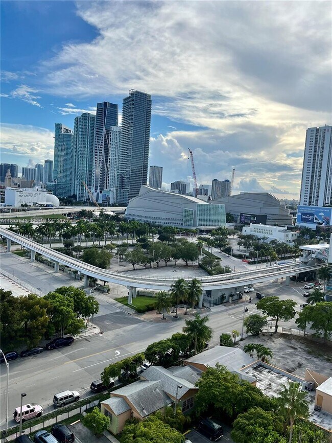 Building Photo - 555 NE 15th St