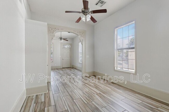 Building Photo - 2013 Almonaster Ave