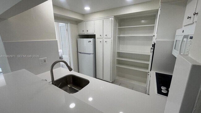Building Photo - 3505 S Ocean Dr