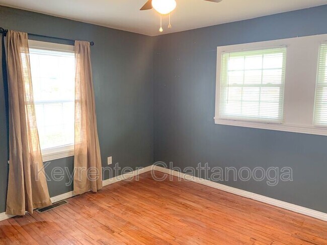 Building Photo - 827 Woodmore Ln