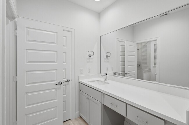 Building Photo - 2709 Clinton Dr