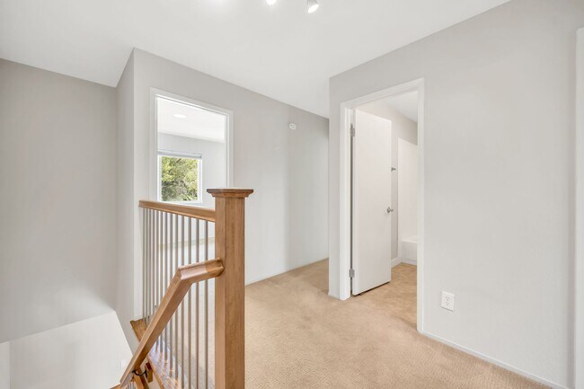 Building Photo - Spacious 4-Bedroom, 2.5-Bath Townhouse Clo...
