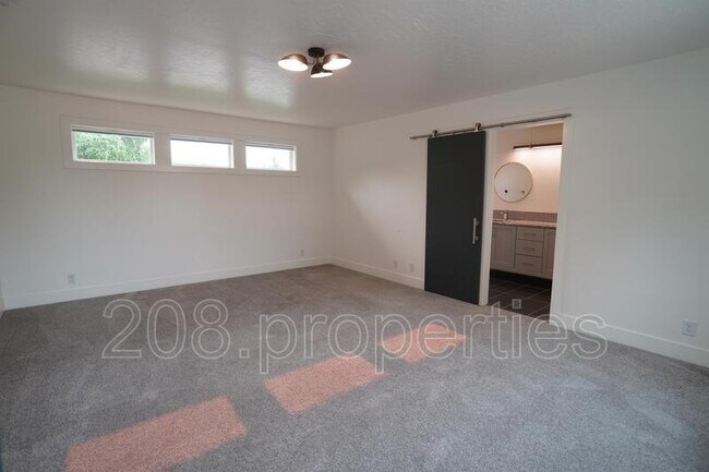 Building Photo - 4314 W Clark St