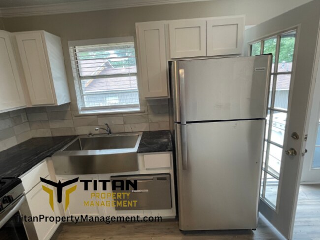 Building Photo - 2B/1B Townhome