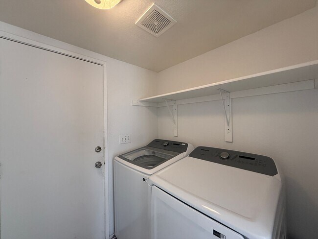 Building Photo - Lancaster 3 Bedroom + 3 Bathroom