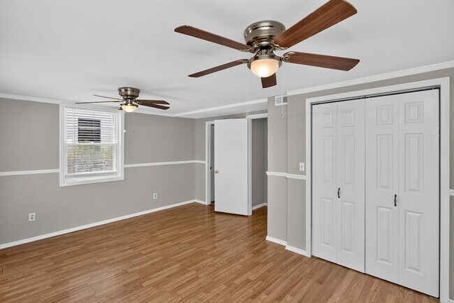 Building Photo - 261 Eisenhower Dr