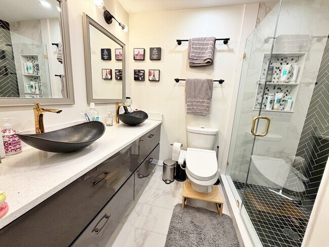 Building Photo - 63 Marion St