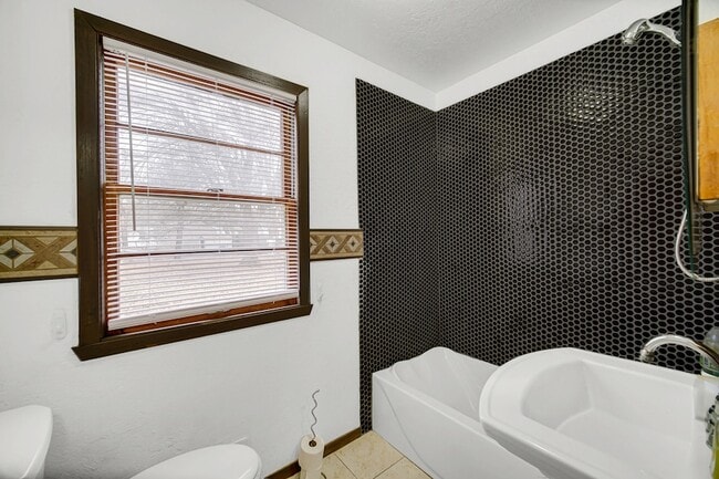 Building Photo - 2611 Ellen Ave