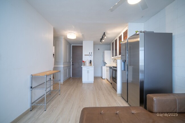 Building Photo - Fully Renovated! 1BR/1BA/1PKG in the heart...