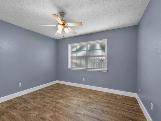 Building Photo - 3010 Glen Spring Dr