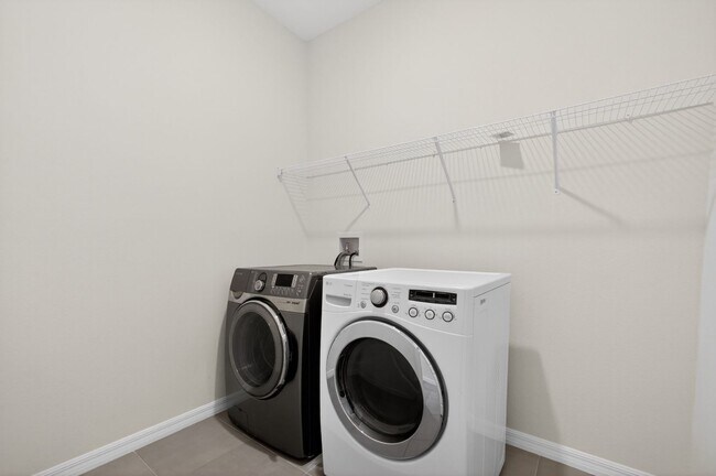 Building Photo - 4 Bedroom in Gated Community!